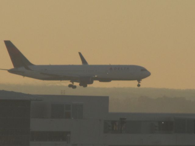 BOEING 767-300 —