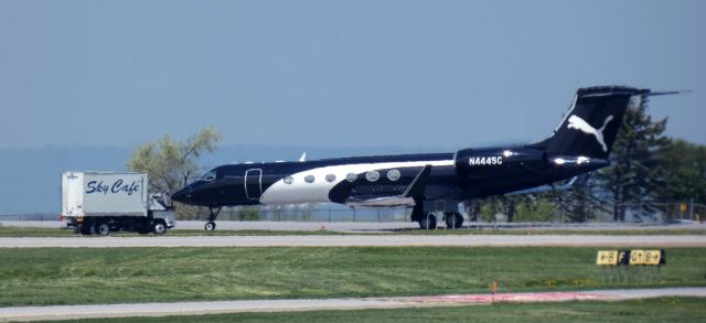 Gulfstream Aerospace Gulfstream V (N444SC) - Taxiing to parking is this 2000 Talon Air Gulfstream V in the Spring of 2024.