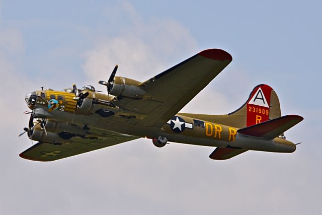 Boeing B-17 Flying Fortress (N93012) - "NINE O NINE"