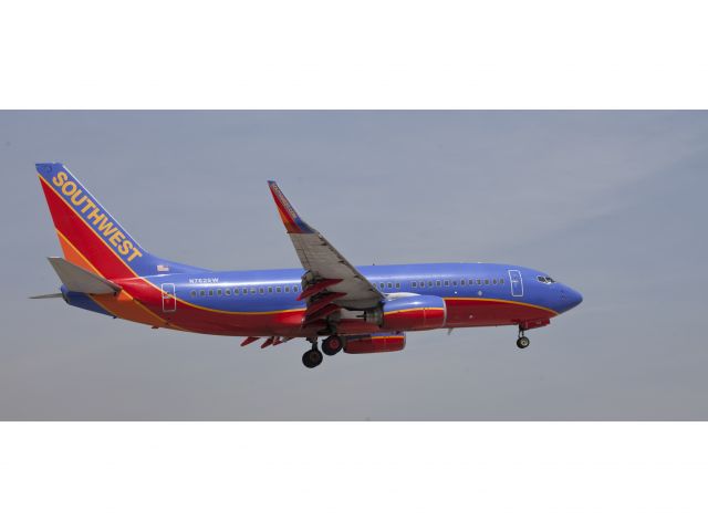 Boeing 737-700 (N762SW) - Landing RW04.