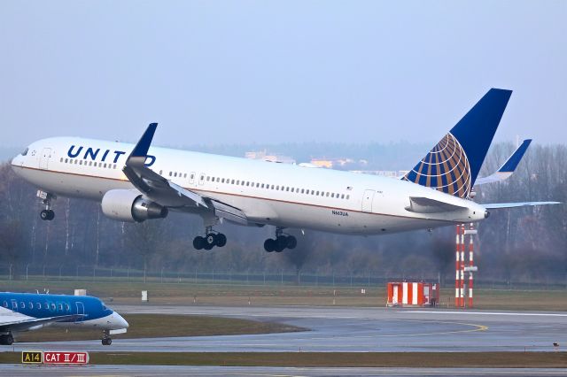 BOEING 767-300 (N662UA)