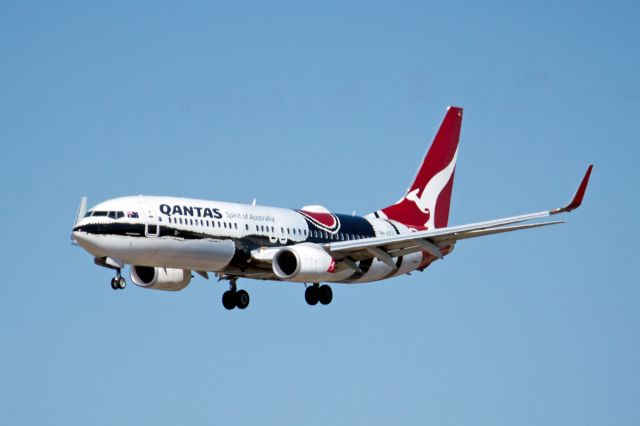 Boeing 737-800 (VH-XZJ) - Boeing 737-838 Qantas VH-XZJ final R21 YPPH 020418.