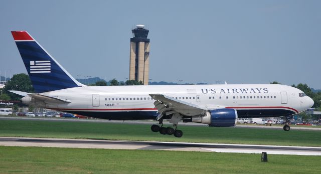 BOEING 767-200 (N255AY) - Arriving runway 18C - 6/28/09