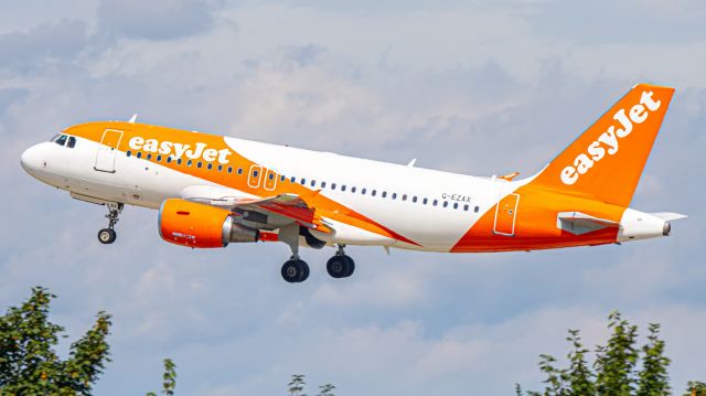 Airbus A319 (G-EZAX)