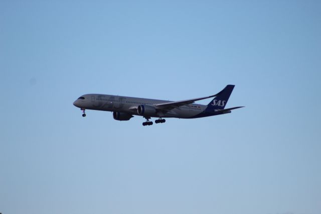 Airbus A350-900 (SE-RSA) - SAS A350-900 landing on runway 27C at Chicago O'hare from Copenhagen