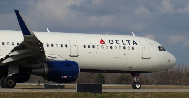 Airbus A321 (N380DN) - Delta A321 at BUF