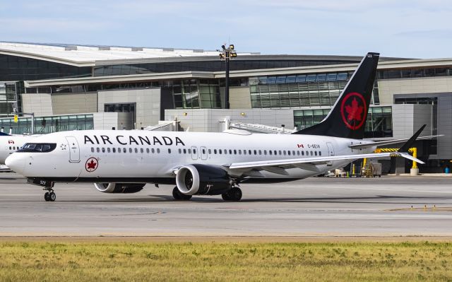 Boeing 737 MAX 8 (C-GEIV)