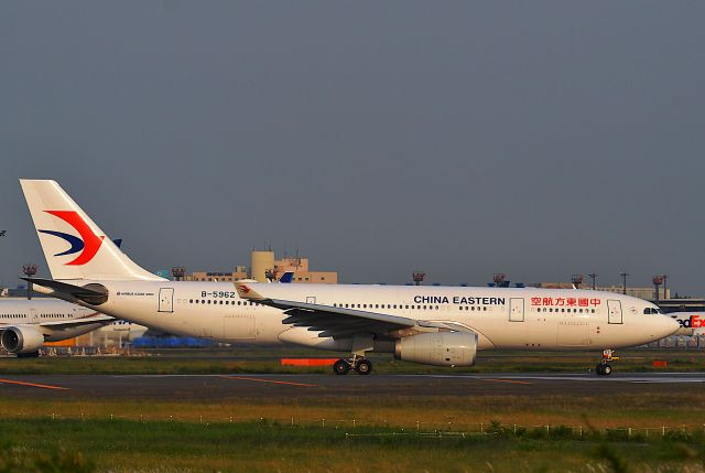 Airbus A330-200 (B-5962) - I took this picture on May 30, 2017.
