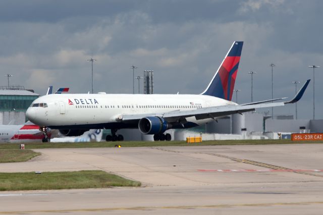 BOEING 767-300 (N192DN) - DAL421 just after landing on the flight from JFK.