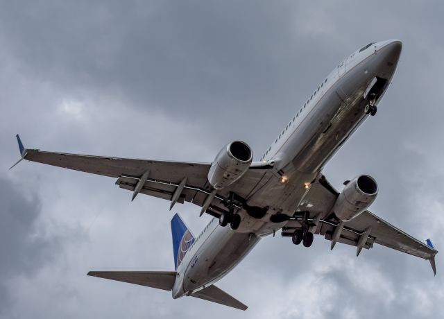 Boeing 737-700 (N37287) - Circle to land on runway 25! 