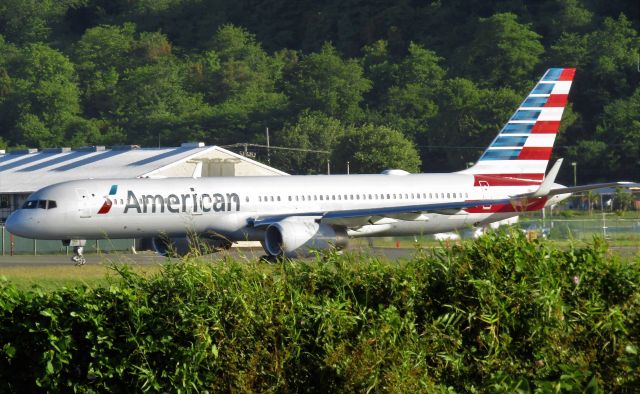 Boeing 757-200 (N185AN)