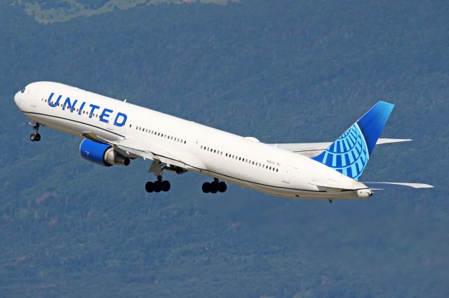 BOEING 767-400 (N66051)