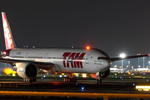 BOEING 777-300 (PT-MUD)