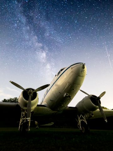 Douglas DC-3 (N137PB)