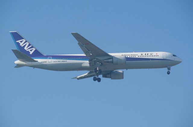 BOEING 767-300 (JA8358) - Final Approach to Narita Intl Airport Rwy34L on 1997/01/17