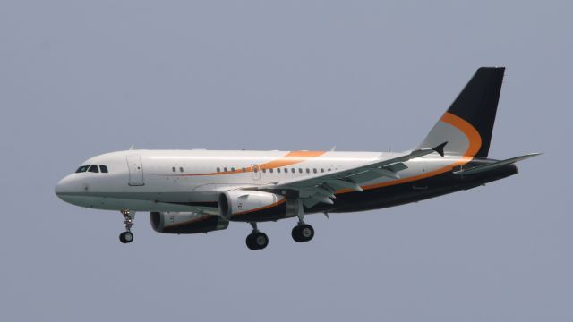 Airbus A319 (P4-RLA)