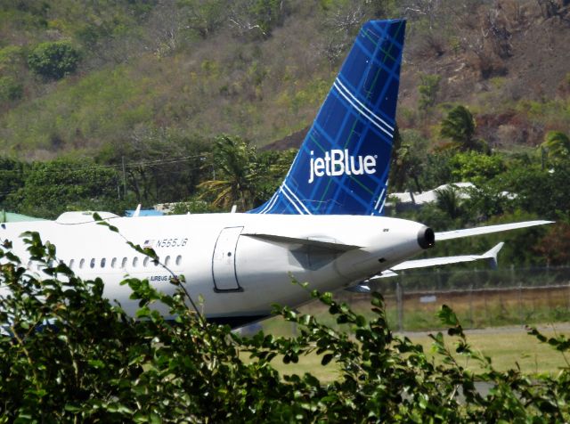 Airbus A320 (N565JB)
