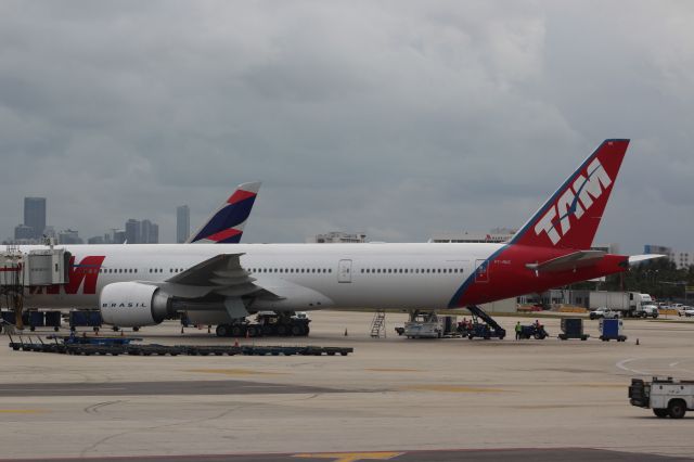 BOEING 777-300ER (PT-MUC)