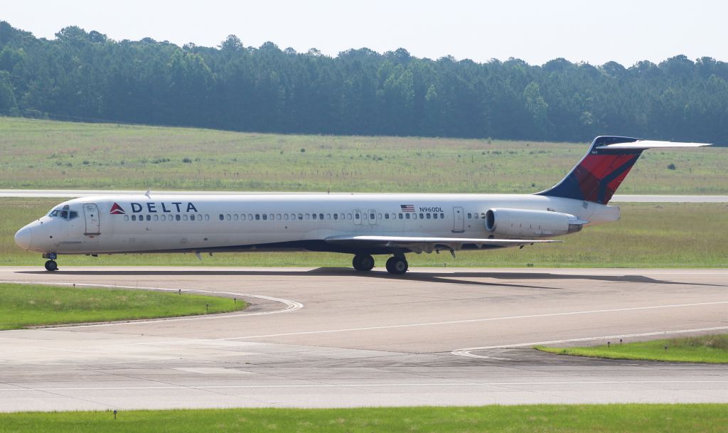 McDonnell Douglas MD-88 (N960DL)