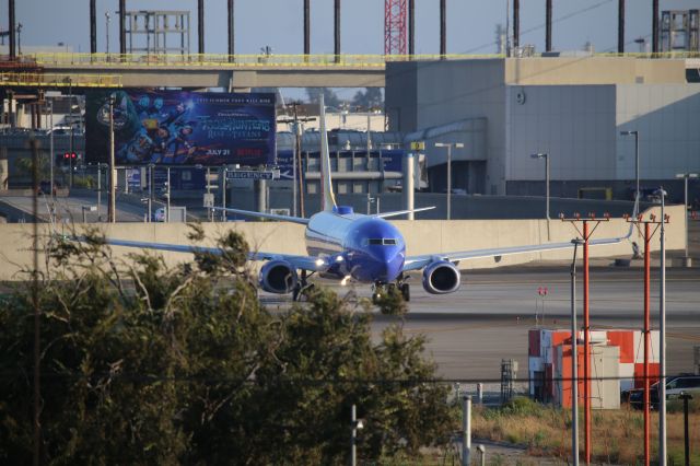 Boeing 737-800 (N8660A)