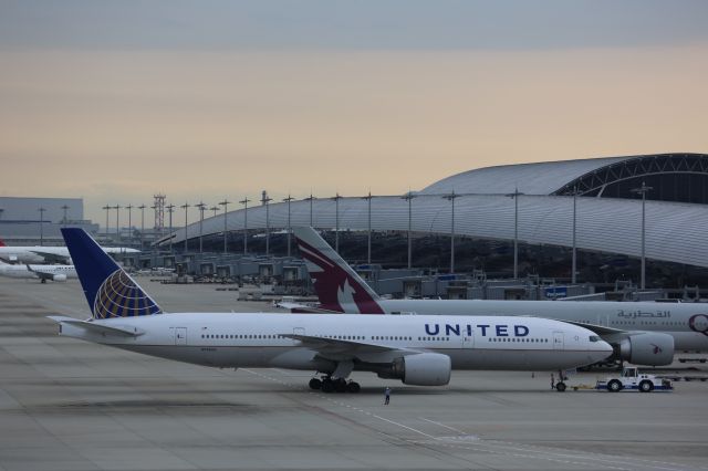 Boeing 777-200 (N798UA)