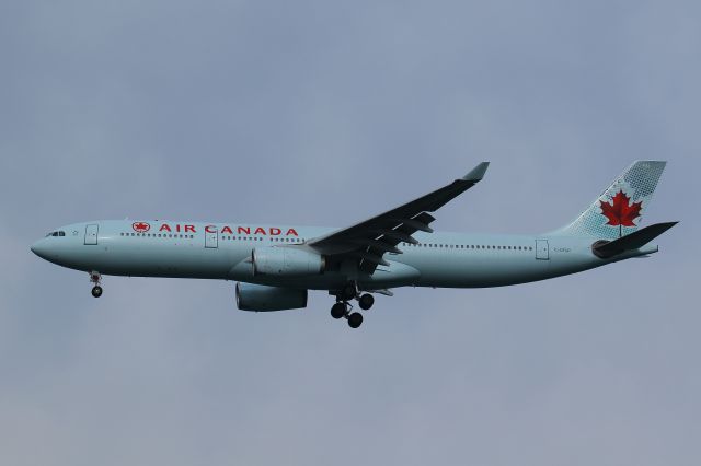 Airbus A330-300 (C-GFUR)