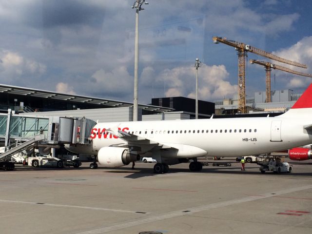 Airbus A320 (HB-IJS) - Boarding