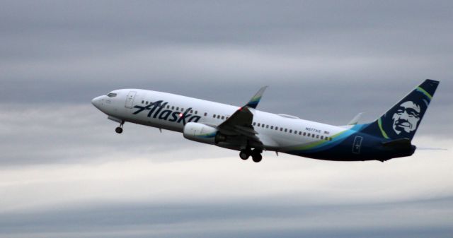 Boeing 737-700 (N577AS) - Shortly after departure is this 2007 Alaska Airlines Boeing 737-890 in the Autumn of 2020.