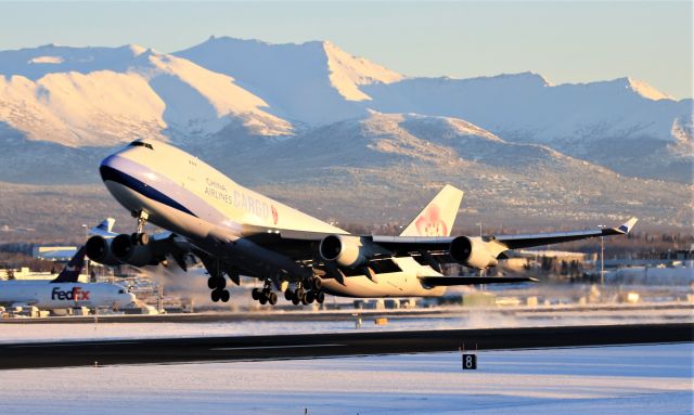 Boeing 747-400 (B-18717)