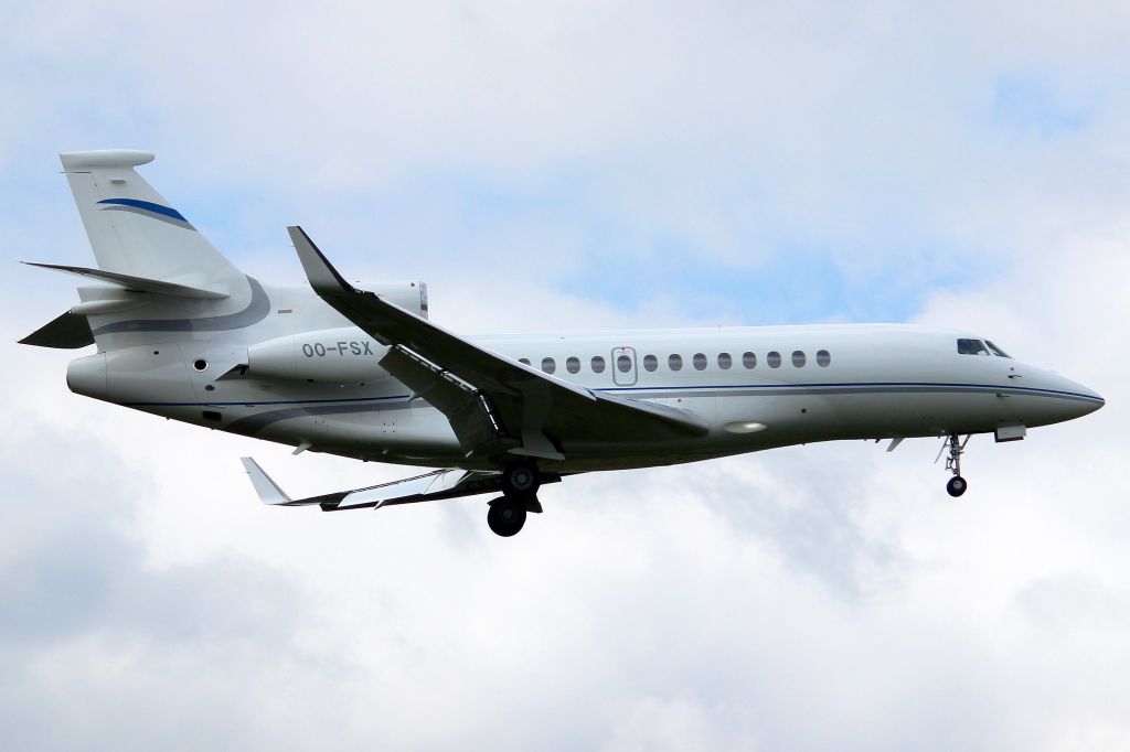 Dassault Falcon 7X (OO-FSX) - Luxaviation Belgium Falcon 7X on short finals for rwy 07 on 8-May-25 arriving from LFMN as AAB45F.