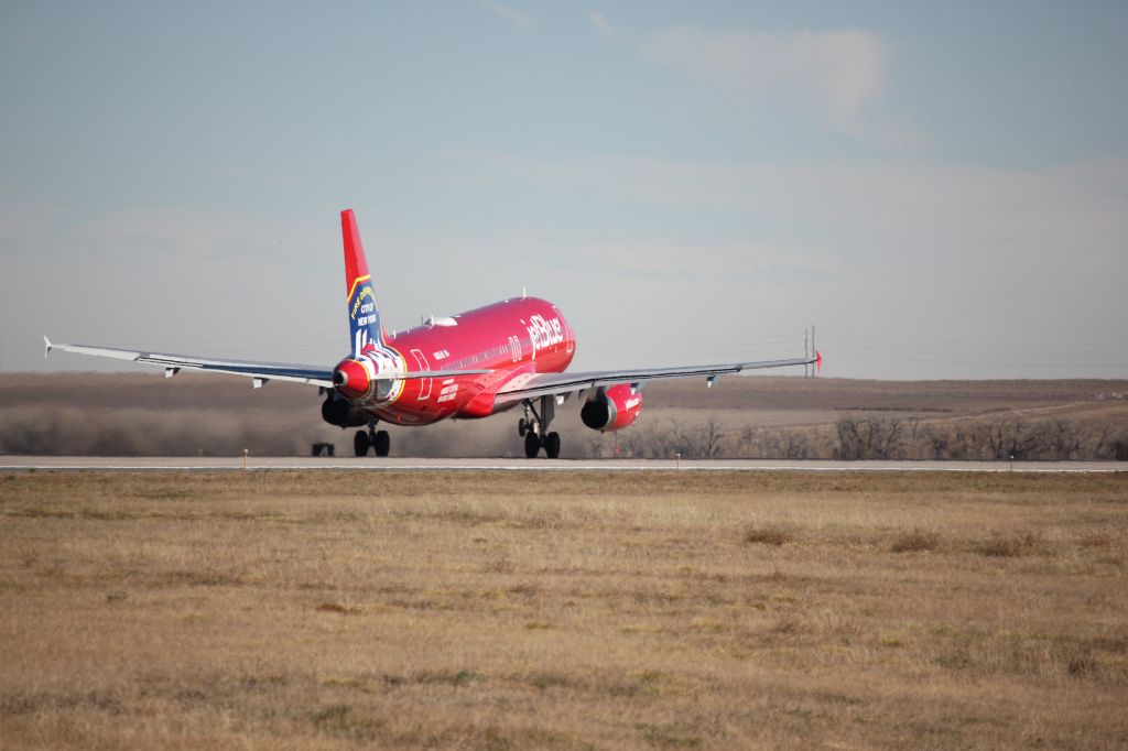 Airbus A320 (N615JB) - Departing runway 8
