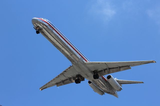 McDonnell Douglas MD-83 —