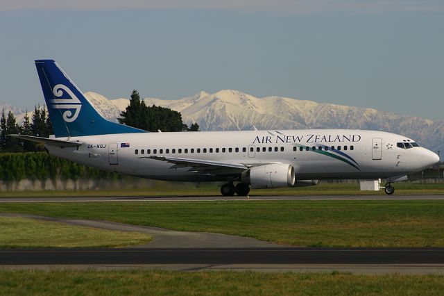 BOEING 737-300 (ZK-NGJ)