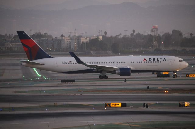 BOEING 767-300 (N178DN)