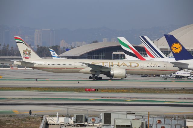 BOEING 777-300ER (A6-ETR)