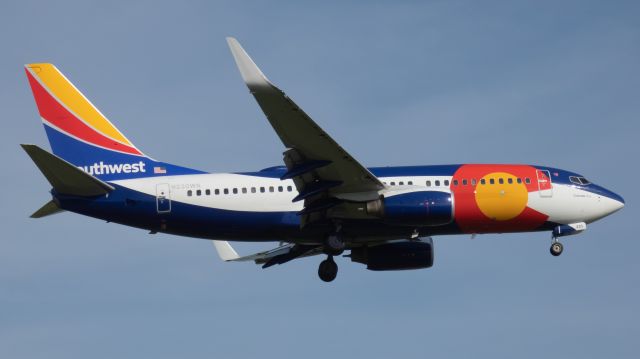 Boeing 737-700 (N230WN) - Colorado One landing at Buffalo