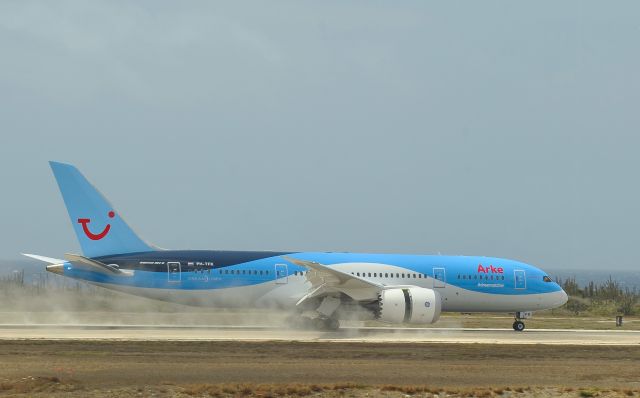 — — - First arrival of the Dreamliner on Hato Curacao Airport