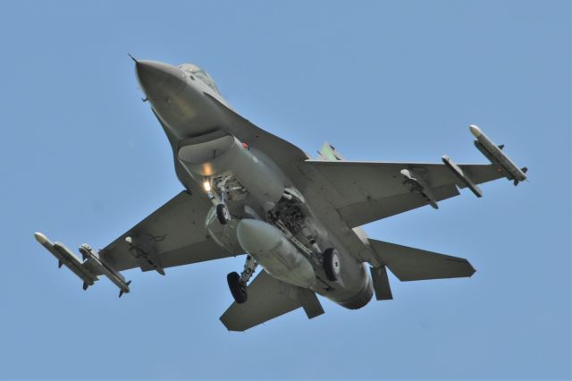 Lockheed F-16 Fighting Falcon —