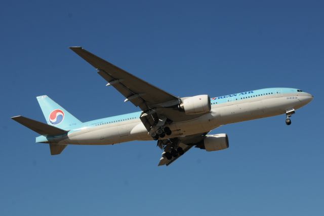 Boeing 777-200 (HL7715) - Short final, runway 1-R