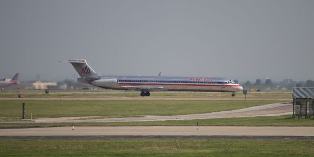 McDonnell Douglas MD-83 (N590AA) - Taxiing to the maintenance hangar on a sweltering afternoon.