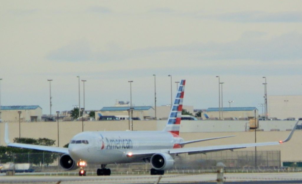 BOEING 767-300 (N381AN)