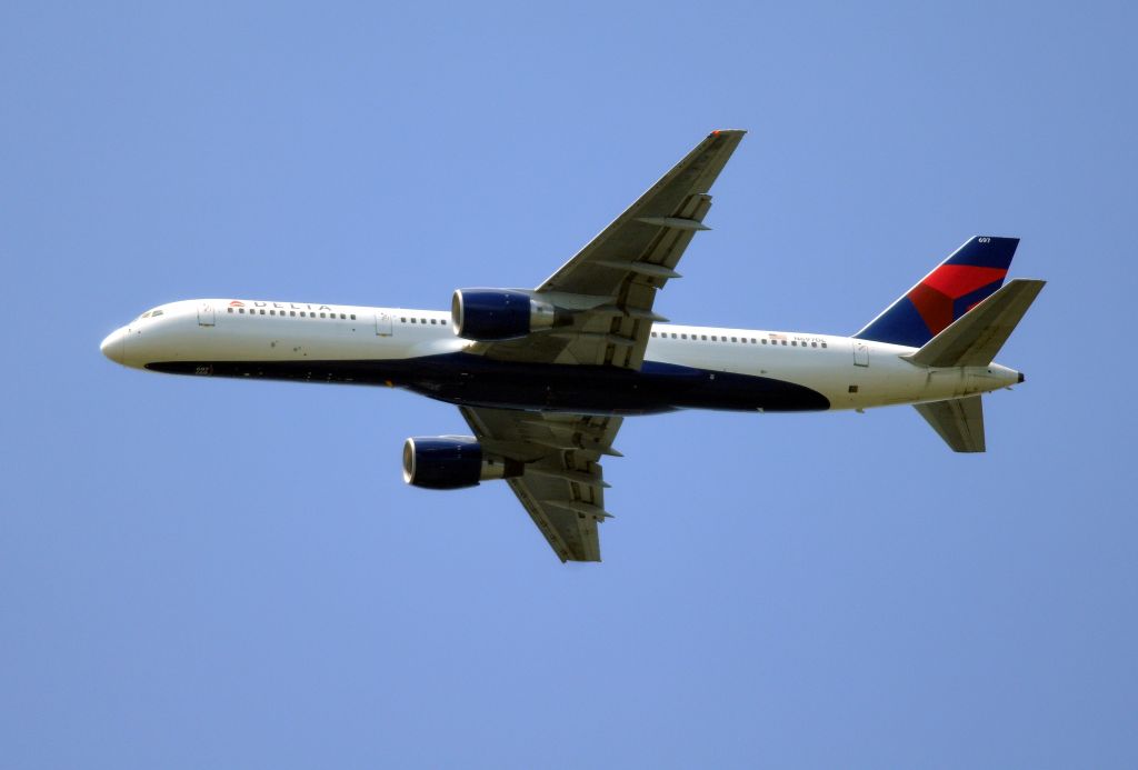 Boeing 757-200 (N697DL) - Taken May 31, 2009 Audubon NJ - Philly Approach