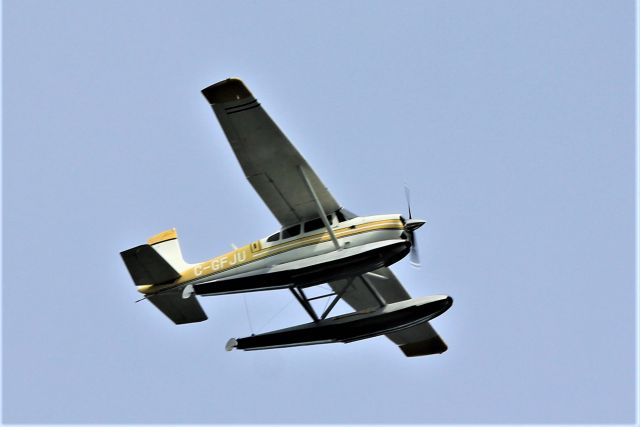 C-GFJU — - C-GFJU CESSNA 180-C survolant le fleuve St-Laurent à Lavaltrie QC. le 15-06-2022 à 15:06