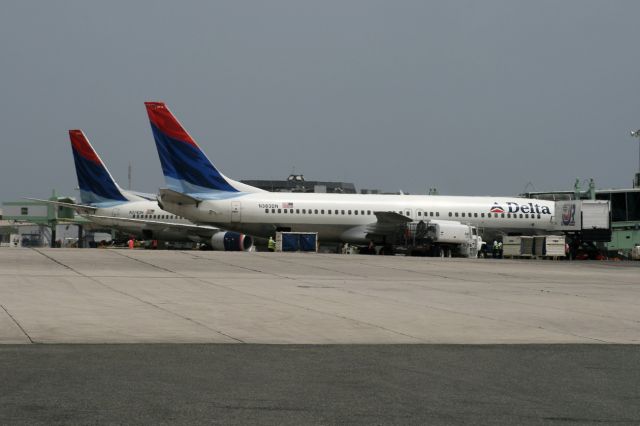 Boeing 737-700 (N383DN) - At Terminal B...Photo taken by Juan Carlos Porcella