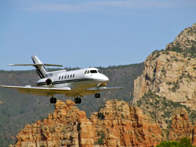 — — - Raytheon Hawker 800 landing on Runway 21, Sedona Arizona