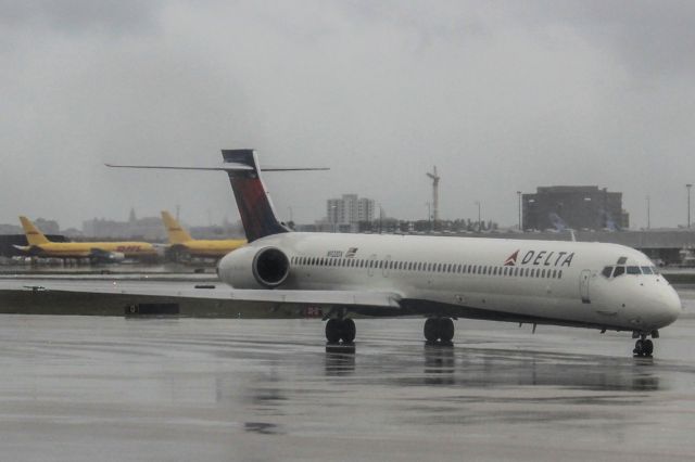 McDonnell Douglas MD-90 (N922DX)