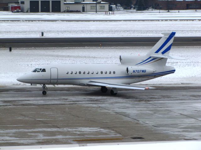 Dassault Falcon 900 (N707WB)