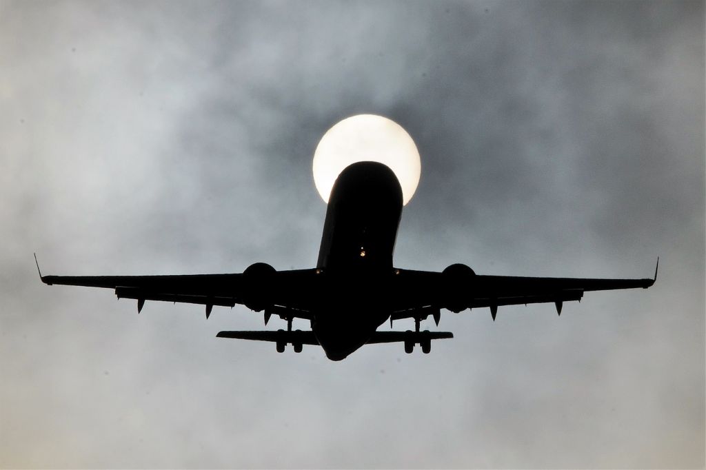 Embraer 175 — - This is actualy the sun being filtered by a low thin layer of clouds.