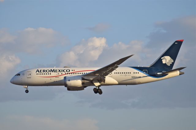 Boeing 787-8 (N964AM) - Aeromexico´s Boeing 787-8 Dreamliner N964AM MSN 35307 on short final to runway 05R at Mexico City International Airport (10/2020).