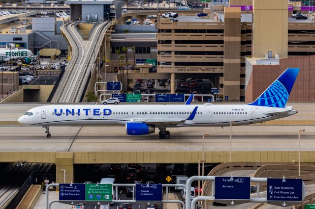 BOEING 757-300 (N78866) - A United Airlines 757-300 PHX on 2/13/23, the busiest day in PHX history, during the Super Bowl rush. Taken with a Canon R7 and Canon EF 100-400 II L lens.